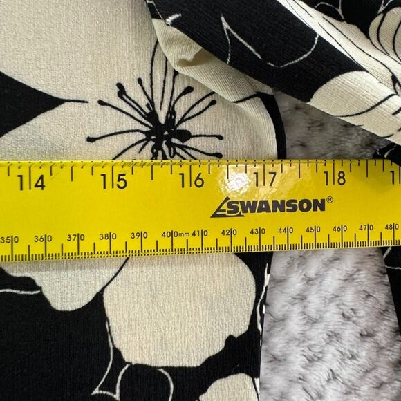 Notations Top Women S Black Ivory Floral Stretch V-Neck Button Front Long Sleeve - Picture 10 of 11